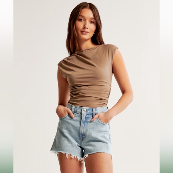 Abercrombie & Fitch The 90’s Straight Ultra High Rise Jean Shorts - Picture 4 of 10